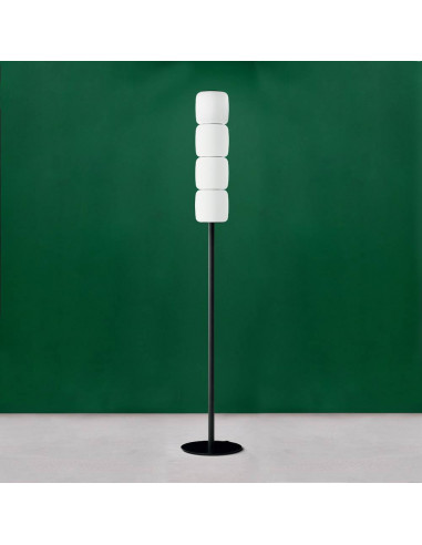 Lampadaire design en verre de Murano avec abat-jour en satin blanc sur fond vert