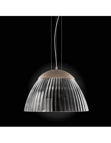 lampada a sospensione in vetro di murano e metallo color sabbia, design moderno 2023 su sfondo nero