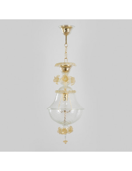 Sospensione in vetro di murano in cristallo e oro forma a lanterna su sfondo grigio