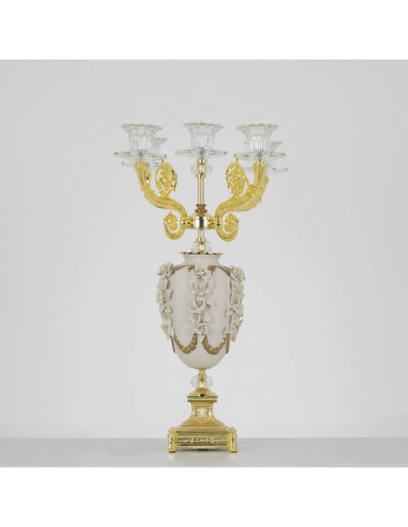 dettaglio candelabro da tavolo in porcellana capodimonte e paralume plissettato