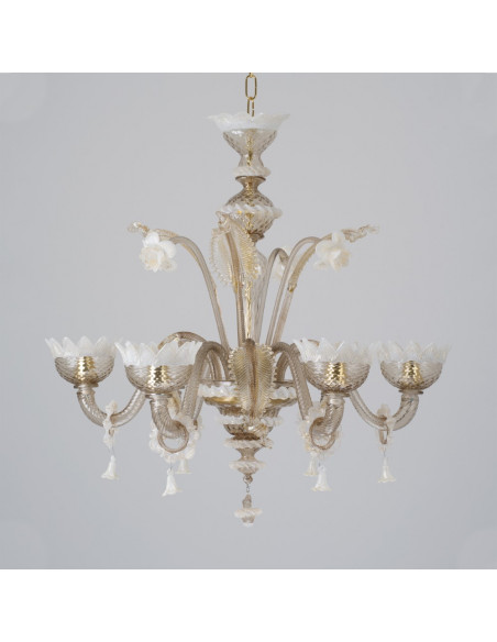 Lampadario in vetro di murano mocha mousse colore pantone 2025, classico veneziano Lampadario in vetro di murano mocha mousse colore pantone 2025, classico veneziano