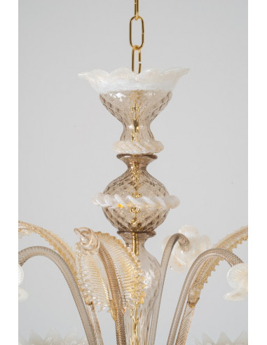 Lampadario in vetro di murano mocha mousse colore pantone 2025, classico veneziano dettaglio colonna Lampadario in vetro di murano mocha mousse colore pantone 2025, classico veneziano dettaglio colonna