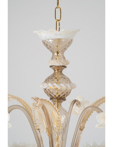Lampadario in vetro di murano mocha mousse colore pantone 2025, classico veneziano dettaglio colonna Lampadario in vetro di murano mocha mousse colore pantone 2025, classico veneziano dettaglio colonna