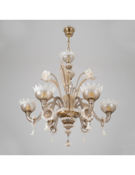 Lampadario in vetro di murano mocha mousse colore pantone 2025, classico veneziano Lampadario in vetro di murano mocha mousse colore pantone 2025, classico veneziano
