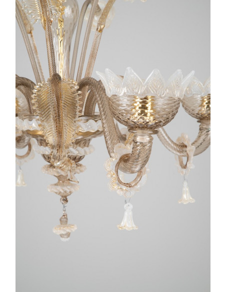 Lampadario in vetro di murano mocha mousse colore pantone 2025, classico veneziano dettaglio Lampadario in vetro di murano mocha mousse colore pantone 2025, classico veneziano dettaglio